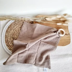 Doudou bébé avec anneau de dentition en bois de hêtre