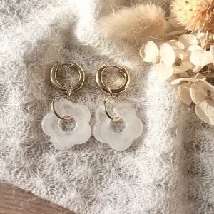 Boucles d’oreilles pendantes fleur en résine