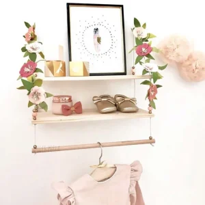 Etagère balançoire avec guirlande de fleurs Louise