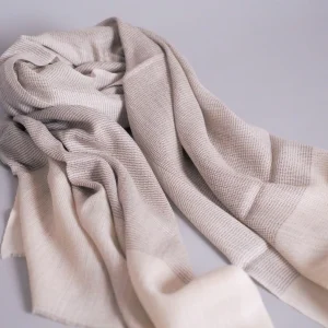 Écharpe en Cachemire et Soie Ultra-Douce. Beige.