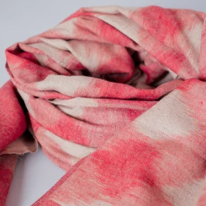 Écharpe en pur pashmina ikat, tissée à la main.