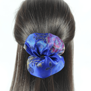 Grand chouchou fleuri bleu en tissu japonais satiné – Accessoire cheveux élégant en coton