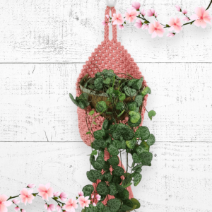 Panier suspendu rose en macramé – Rangement cosmétique bohème & déco naturelle