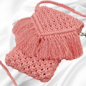 Pochette macramé bandoulière rose — étui téléphone bohème fait main