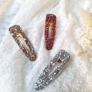 Barrette résine et paillettes triangulaire