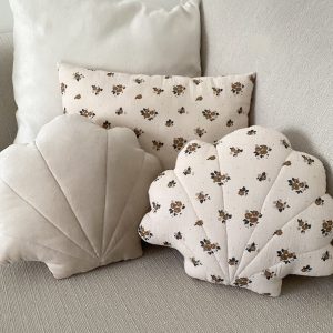 Coussin coquillage en gaze à motifs