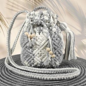 Sac seau macramé bandoulière gris et blanc – Artisanal bohème chic faite main